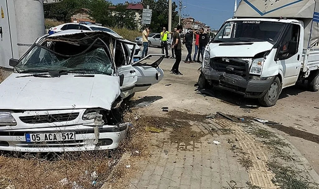 Samsun'da kamyonet ile otomobilin çarpıştığı kazada 6 kişi yaralandı