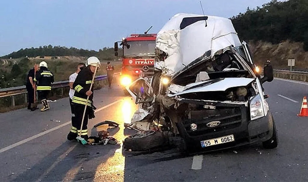  Samsun'da minibüs ile tırın karıştığı trafik kazasında 1 kişi hayatını kaybetti.
