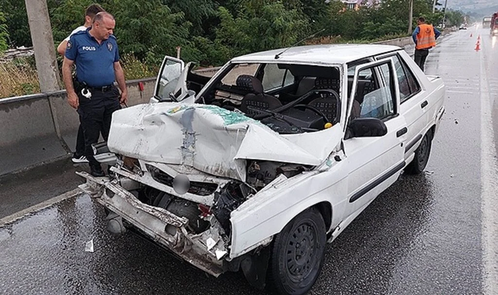 Samsun'da otomobil tıra çarptı: 3 yaralı