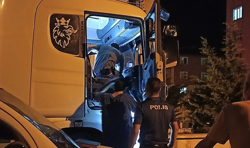 Samsun'da  Park halindeki tırda ruhsatsız tabanca ele geçirildi