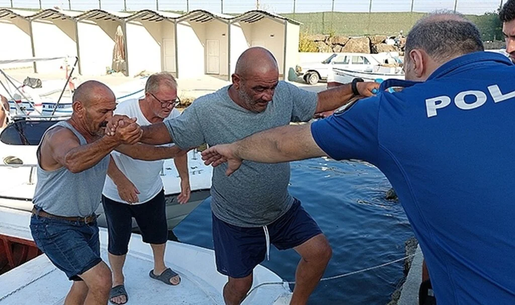  Samsun'da tekneden denize düşen balıkçı kurtarıldı