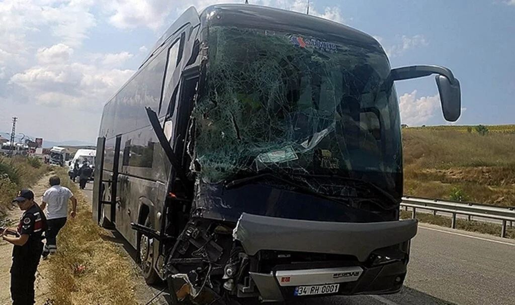 Samsun'da tur otobüsü tırla çarpıştı: 3 yaralı