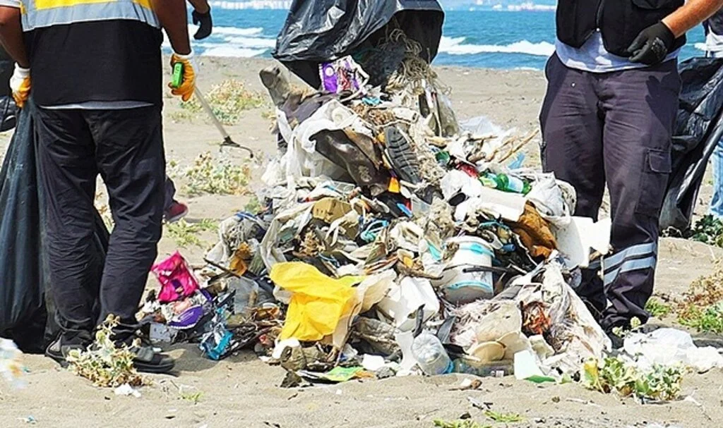 Samsun plajlarından günde 8 ton atık toplanıyor
