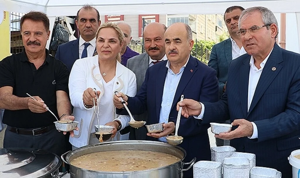 Samsun Valisi Zülkif Dağlı vatandaşlara aşure dağıttı