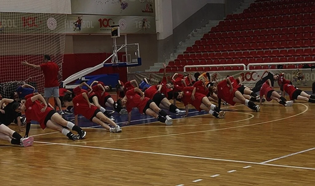 Samsun Voleybol Gençlik Spor Kulübü'nde önce idman sonra barbekü partisi