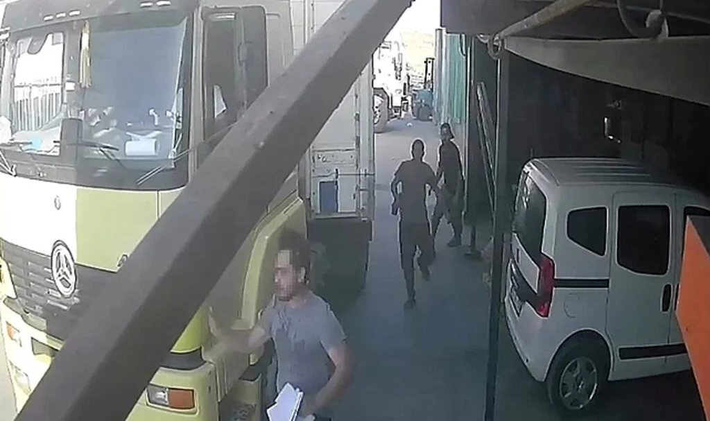 Sanayide çalışan işçi elinde matkapla iş yeri sahibini kovaladı