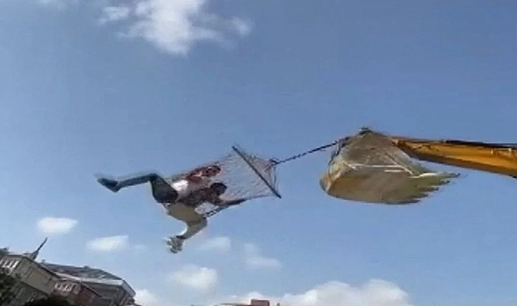 Şantiyede çalışan işçiler kepçeyi salıncağa çevirdi