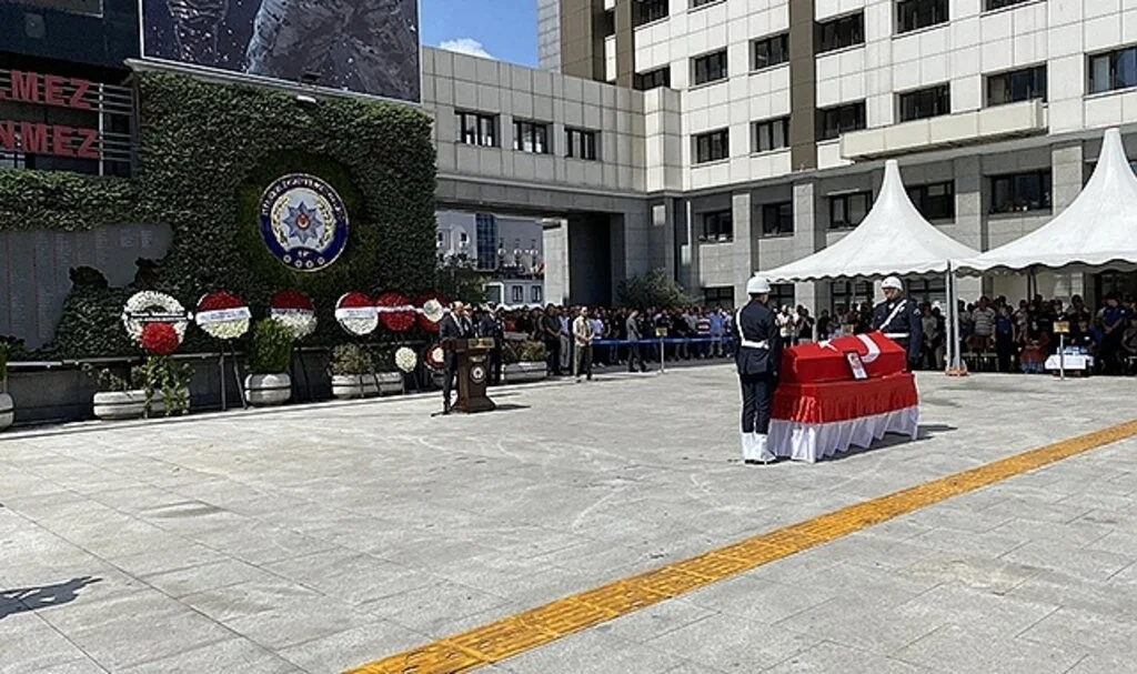 Şehit bekçi için İstanbul İl Emniyet Müdürlüğünde tören düzenledi