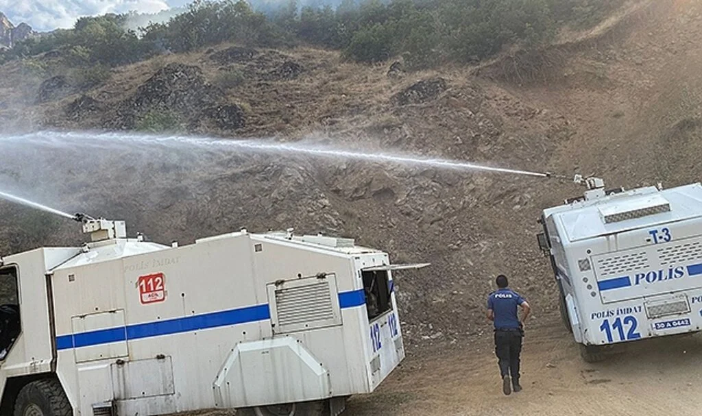 Şemdinli'deki örtü yangınına TOMA'larla müdahale