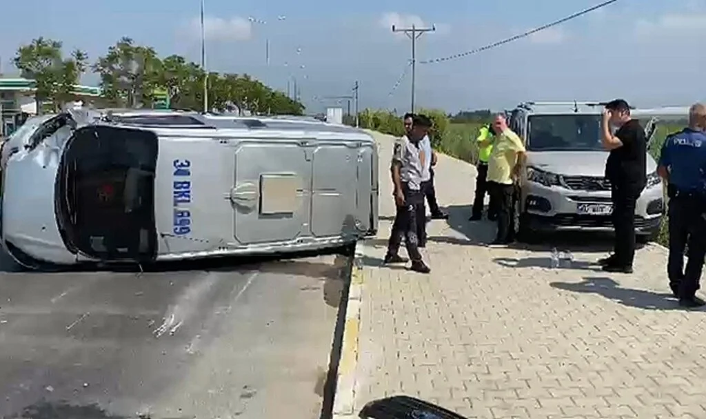 Serik'te banka para nakil aracıyla otomobil çarpıştı: 2 yaralı