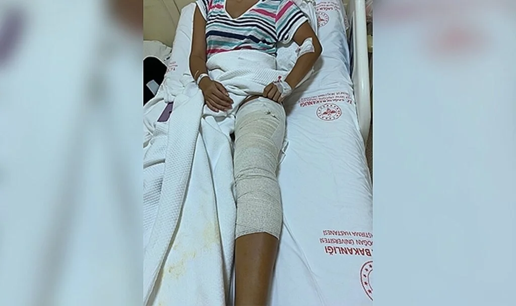 Serinlemek için denize giren genç kızın ayağına yorgun mermi isabet etti