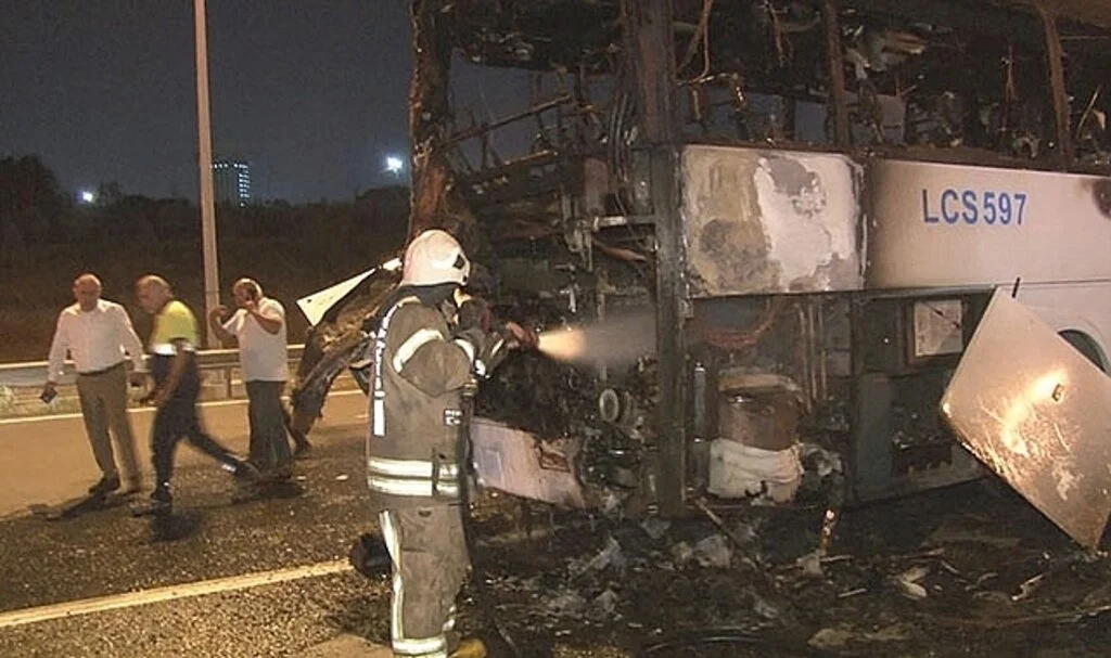 Servis otobüsü alev alev yandı