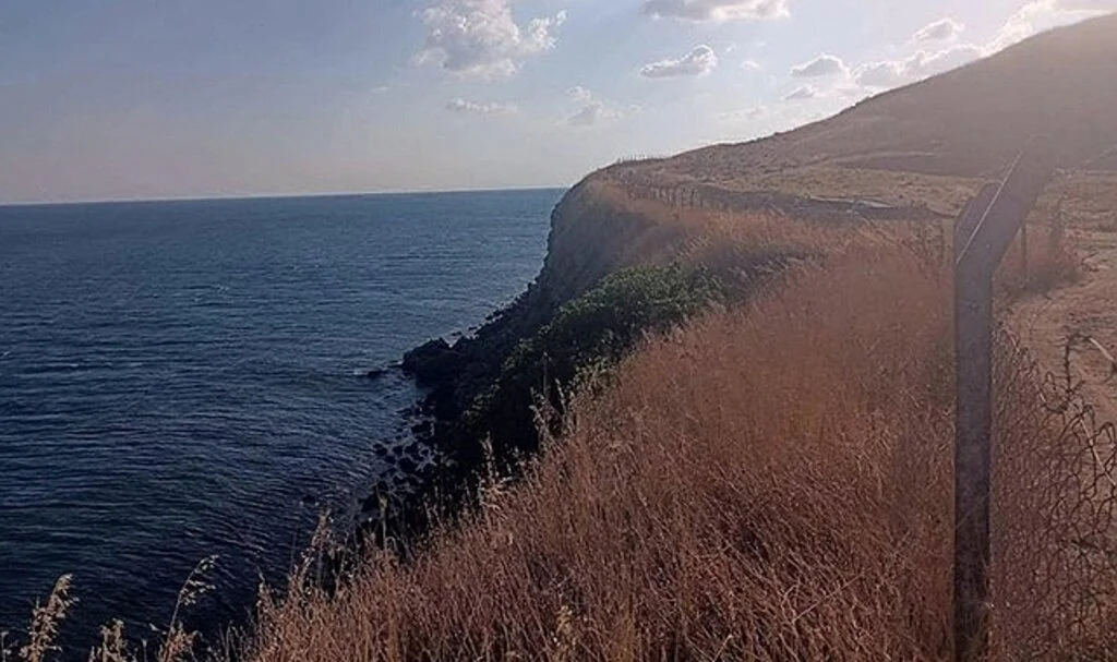 Sevgilisini zorla kolundan tutup, 25 metrelik uçurumdan ölüme atladı!