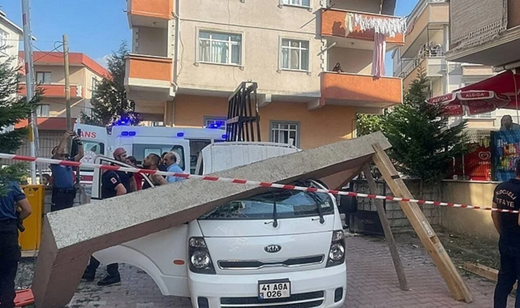 Seyir halindeki kamyonetin üzerine beton blok düştü: 2 yaralı