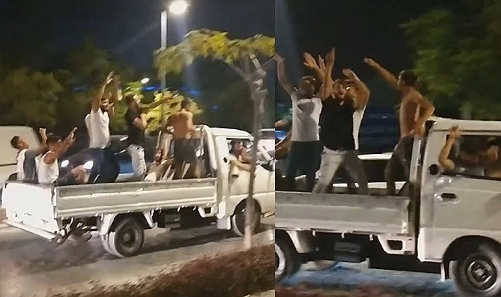 Seyir halindeki kamyonetin üzerini diskoya çevirdiler