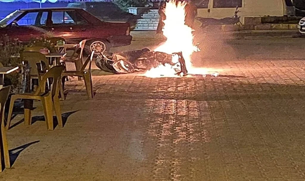Seyir halindeki motosiklet alev aldı