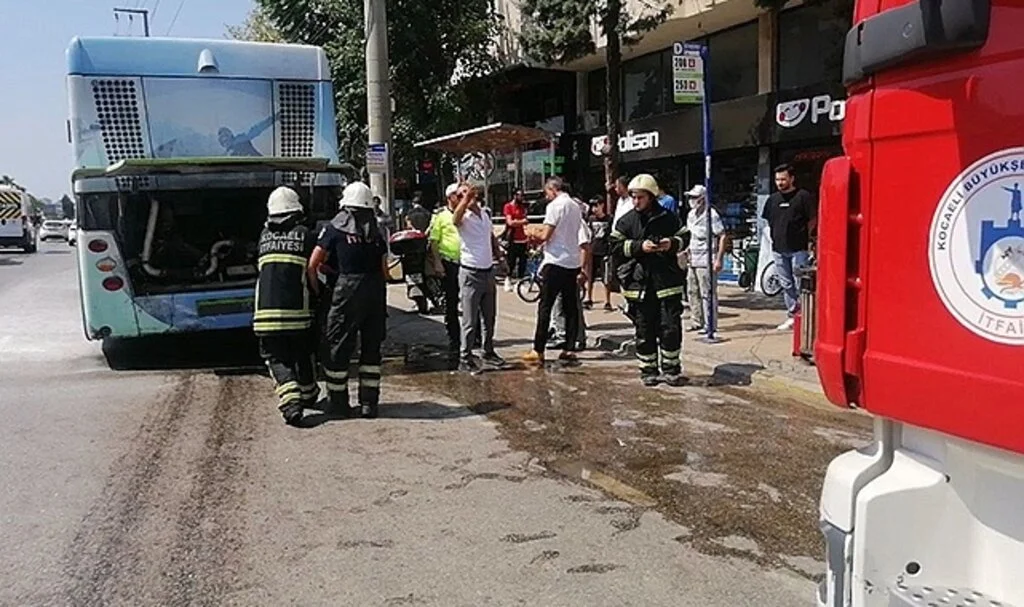 Seyir halindeki otobüste yangın çıktı, şoförün dikkati faciayı önledi