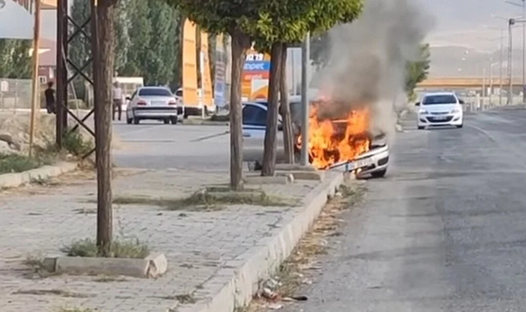 Seyir halindeki otomobil alev alev yandı