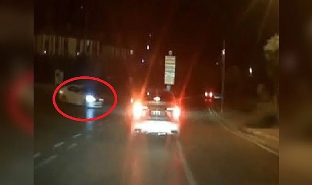Seyir halindeki otomobil bariyerlere böyle çarptı