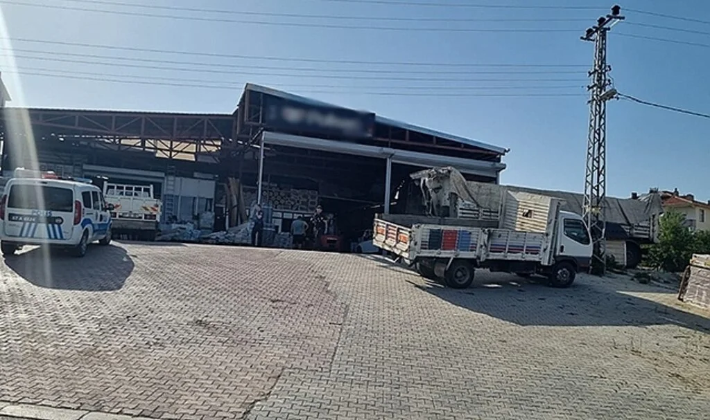 Sinop’ta seyir halindeki araçtan iş yeri kurşunladı