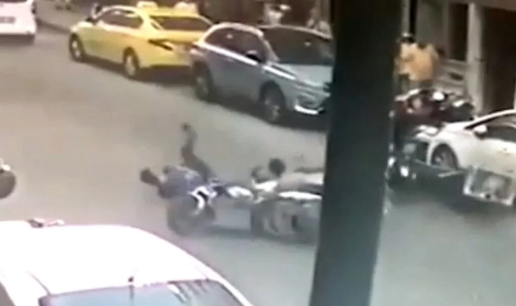 Sipariş yetiştirmeye çalışan iki motosikletli kafa kafaya böyle çarpıştı