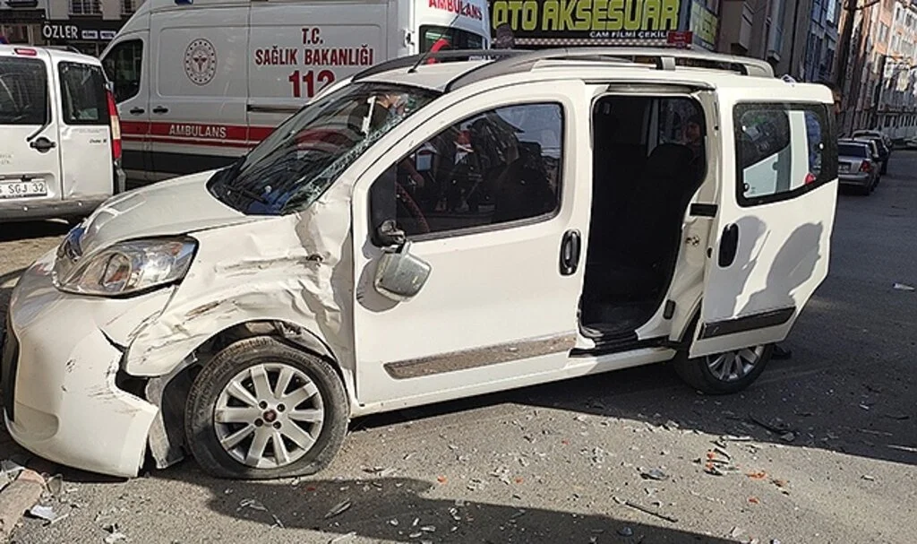 Sivas’ta hafif ticari araç ile kamyonet çarpıştı: 4 yaralı