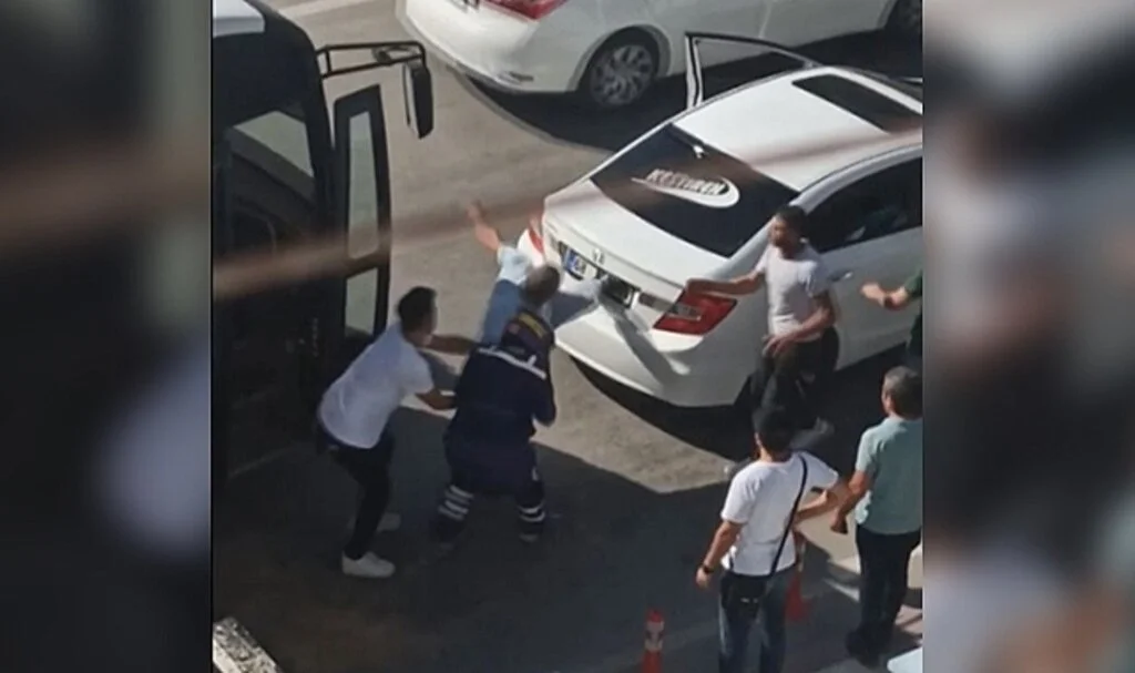 Şoförlerin yol verme tartışması sopalı kavgaya dönüştü