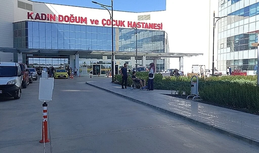 Sokak köpeklerinin saldırısına uğrayan çocuk yoğun bakımda