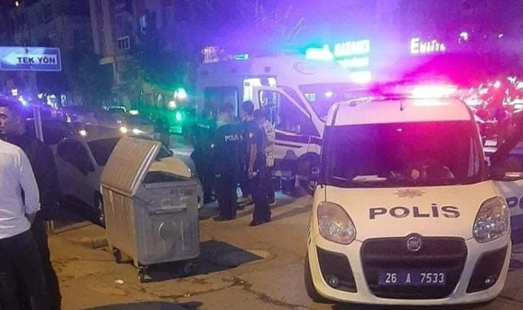 Sokak ortasında göğsünden bıçaklanan şahıs hayatını kaybetti