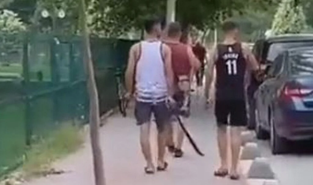 Sokak ortasında kılıçla yürüyen ve paniğe neden olan 3 şahıs set ekibi çıktı