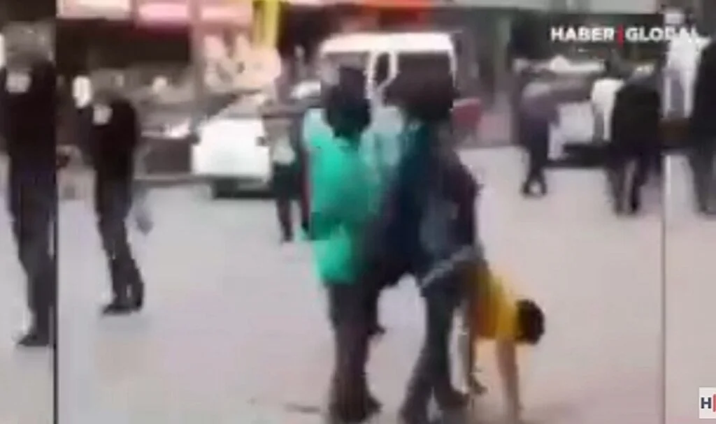 Sokakta takla atıp kendini çeken genç insanlara çarptı