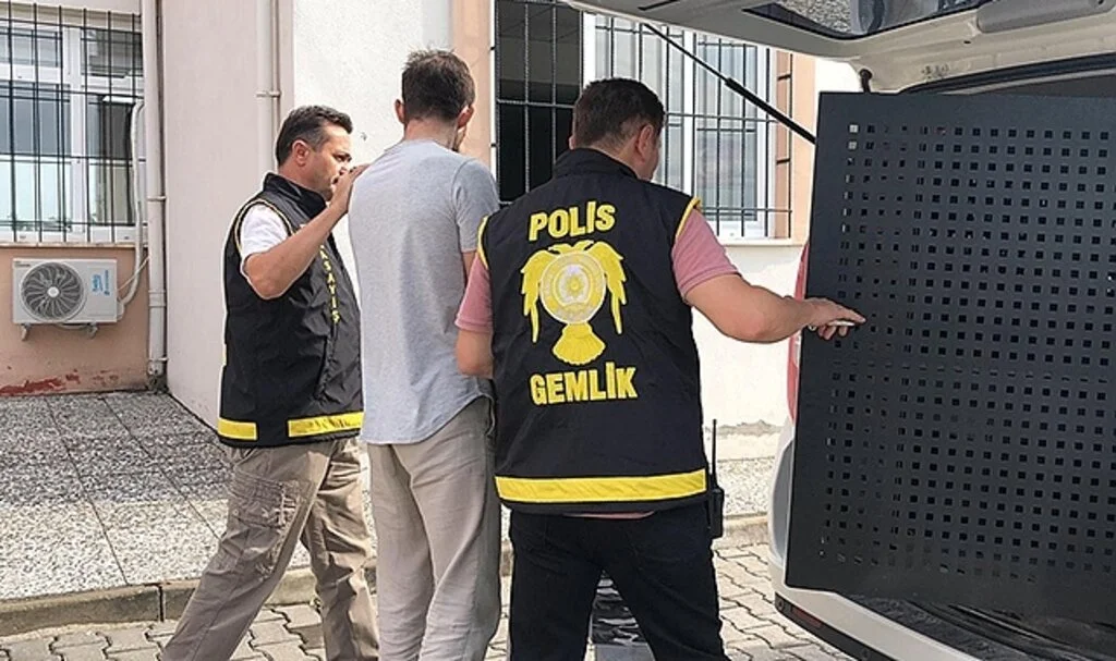 Su saati hırsızları adliyeye sevk edildi