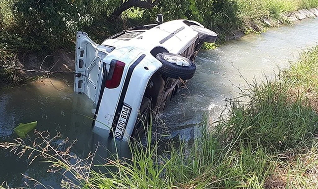 Sulama kanalına devrilen otomobildeki 3 kişi yaralandı