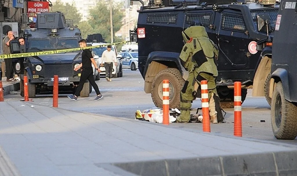 Şüpheli valiz patlatıldı, meraklı kalabalık dikkatlerden kaçmadı
