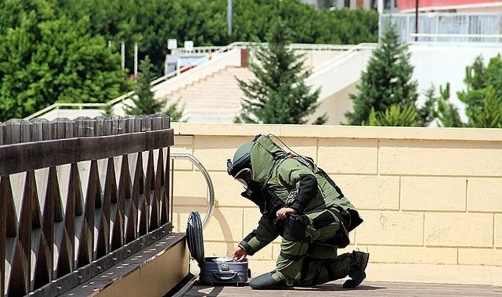 Şüpheli valizden kurabiye çıktı, polis vatandaşı bölgeden uzaklaştırmakta zorlandı