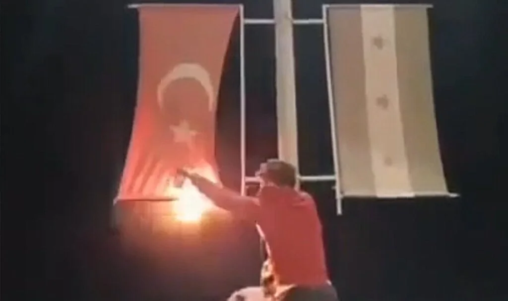 Suriyeli muhalifler Azez'de Türk bayrağını ateşe verdi!