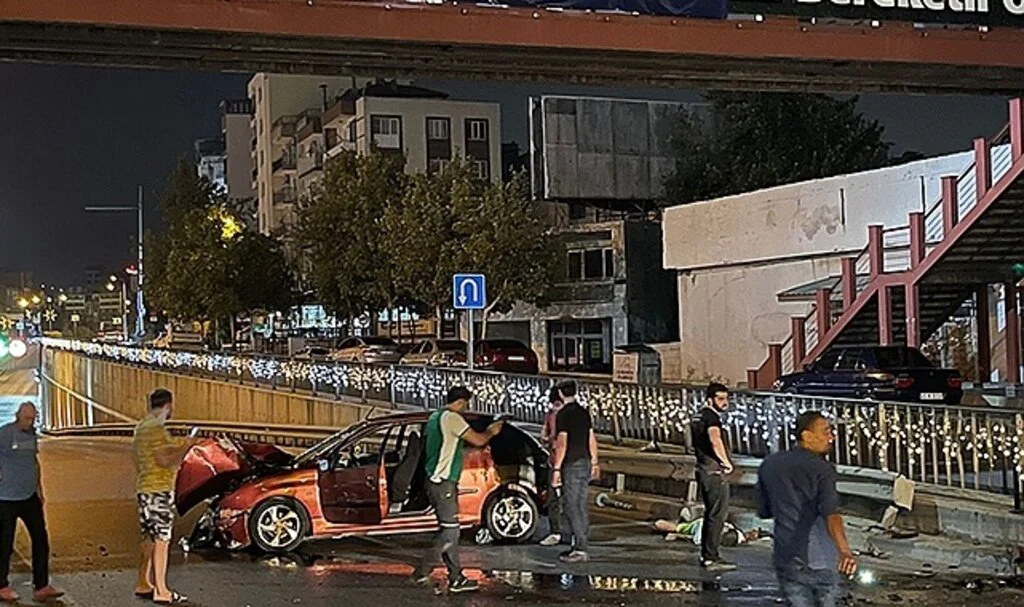 Sürücüsünün direksiyon hakimiyetini kaybettiği araç bariyerlere çarptı