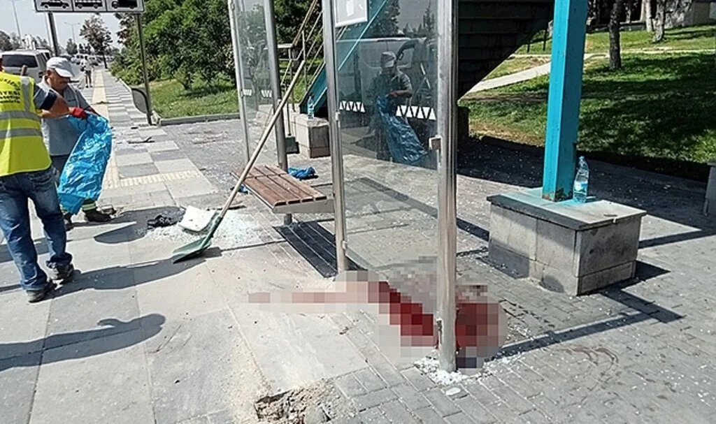 Sürücüsünün hakimiyetini kaybettiği araç otobüs durağına daldı: 3 yaralı