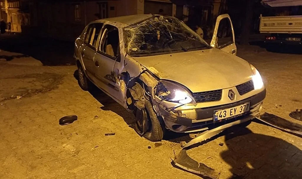 Takla atan aracın altında kalmaktan son anda kurtuldular