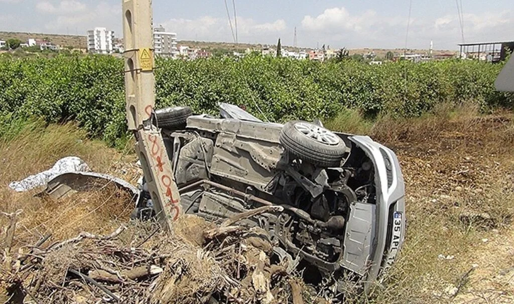 Takla atan otomobil elektrik direğine çarptı: 6 yaralı