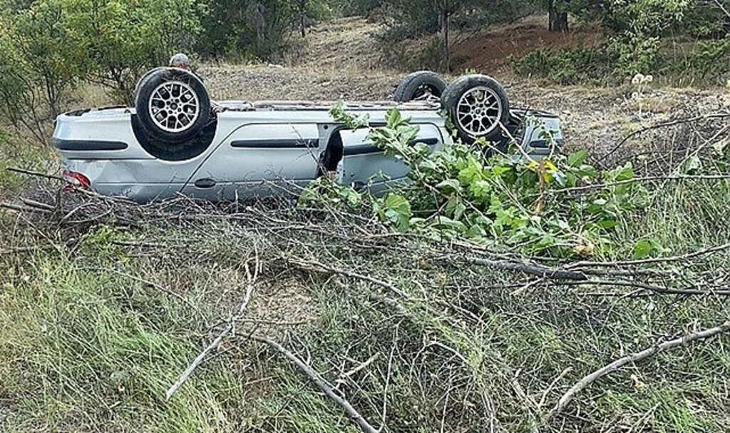 Takla atan otomobil tarlaya uçtu: 2 yaralı