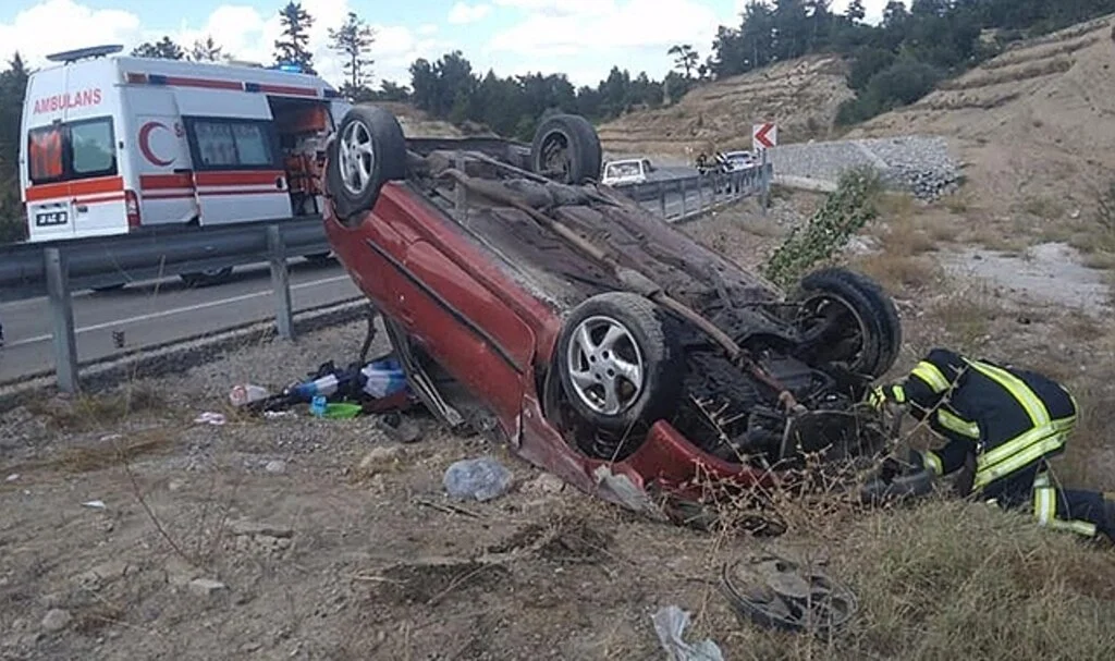 Takla atan otomobilde aynı aileden 4 kişi yaralandı