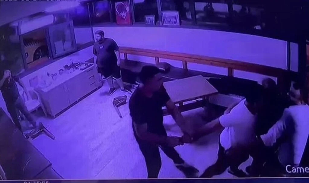 Taksi şoförüne sopalarla saldırdılar!