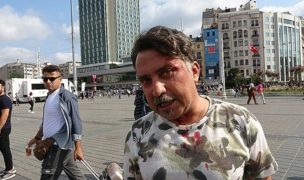 Taksim’de gezen turiste dehşeti yaşattılar!