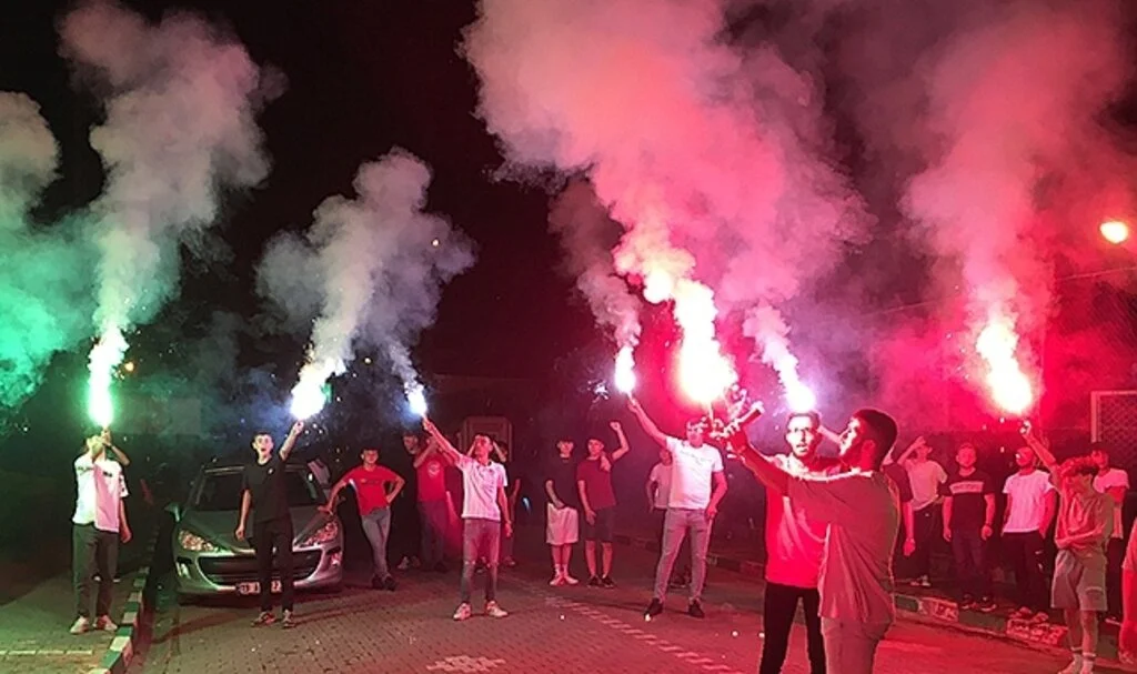 Taraftarlar şampiyonluk sözü aldı