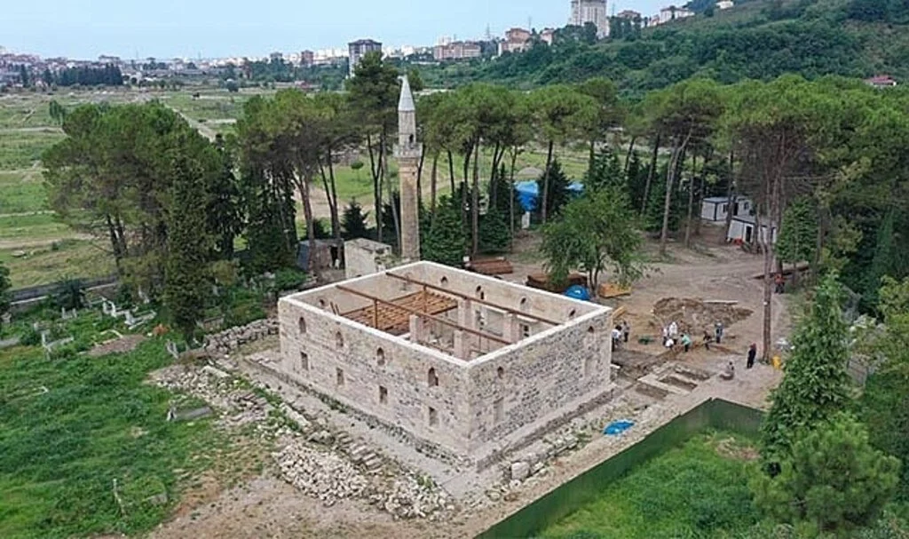 Tarihi caminin restorasyonunda 600 yıllık kalıntılar ortaya çıktı