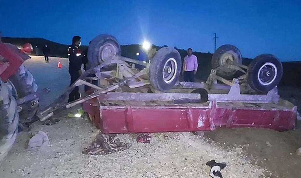 Tarım işçilerini taşıyan traktör şarampole uçtu: 2 ölü, 5 yaralı