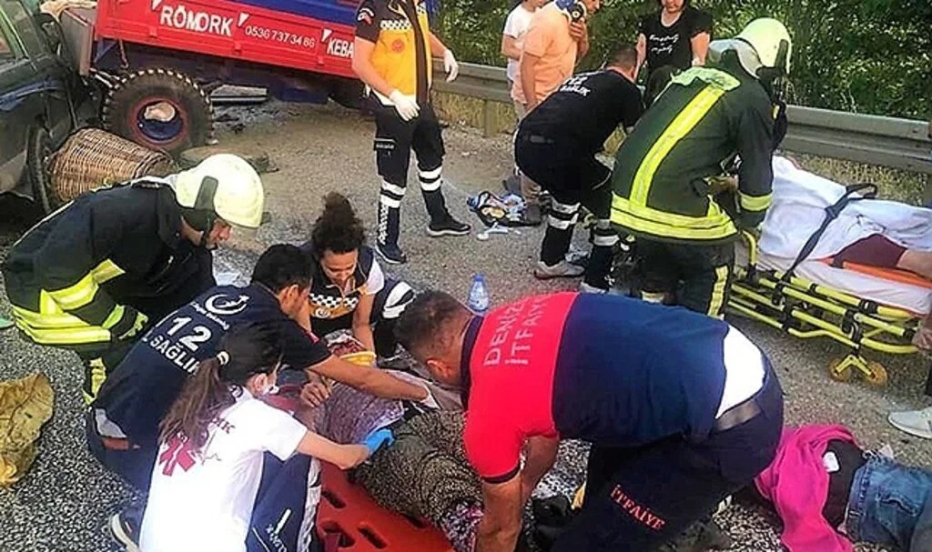 Tarım işçilerini taşıyan traktöre kamyonet çarpıştı: 11 yaralı