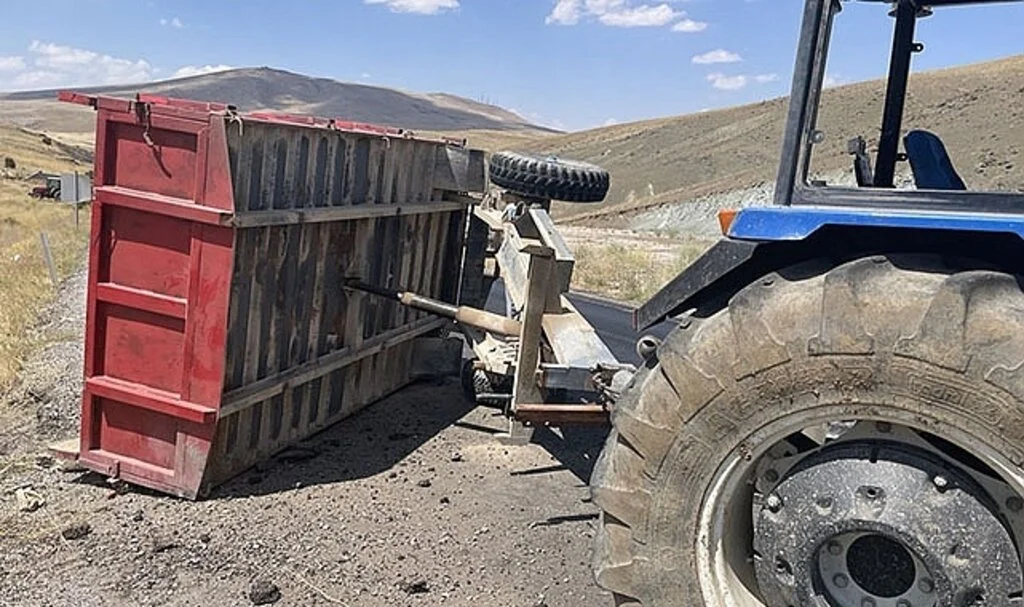 Tarım işçilerinin bulunduğu römork devrildi 23 yaralı