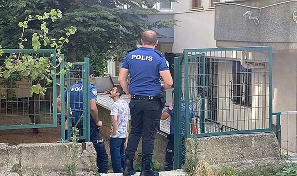 Tartıştığı yaşlı adamın kafasında bardak kırarak yaraladı